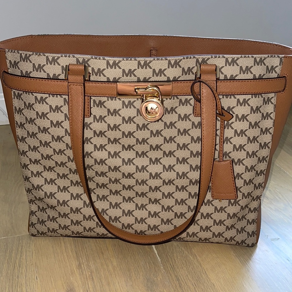 Authentic Large Michael Kors tote never used